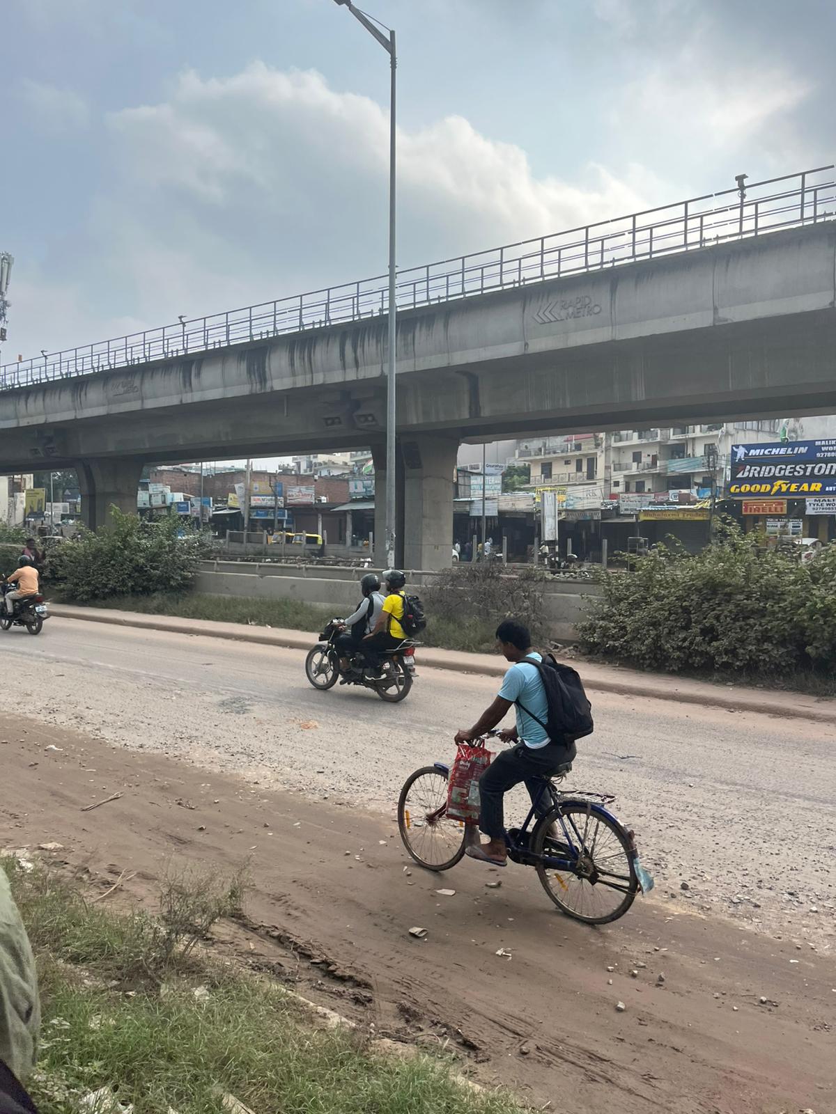 デリーの第一印象：音、人、車の密度。